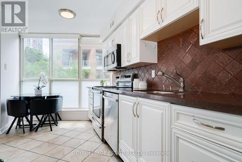 205 - 1055 Bay Street, Toronto (Bay Street Corridor), ON - Indoor Photo Showing Kitchen