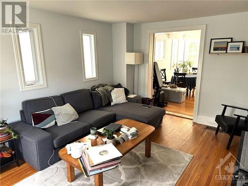 382 Winston Avenue, Ottawa, ON - Indoor Photo Showing Living Room