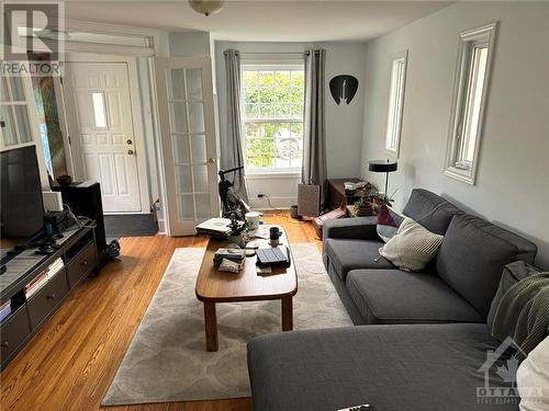 382 Winston Avenue, Ottawa, ON - Indoor Photo Showing Living Room