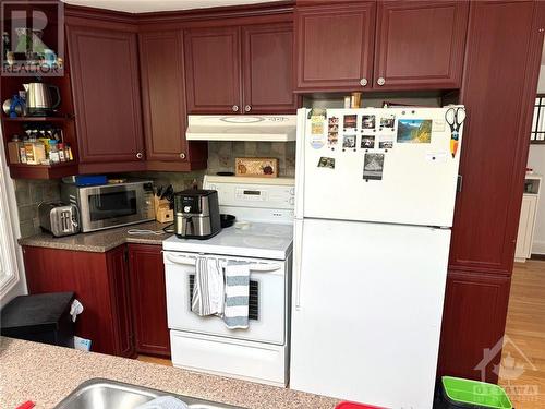 382 Winston Avenue, Ottawa, ON - Indoor Photo Showing Kitchen