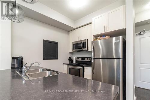 226 - 125 Shoreview Place, Hamilton (Lakeshore), ON - Indoor Photo Showing Kitchen With Stainless Steel Kitchen With Double Sink