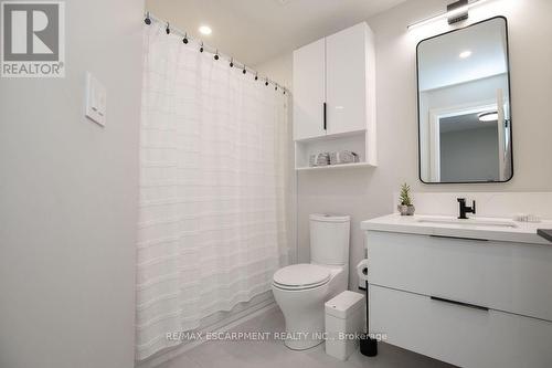 22 - 1809 Upper Wentworth Street W, Hamilton (Allison), ON - Indoor Photo Showing Bathroom