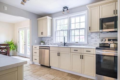 58 Hillcrest Avenue, Hamilton, ON - Indoor Photo Showing Kitchen