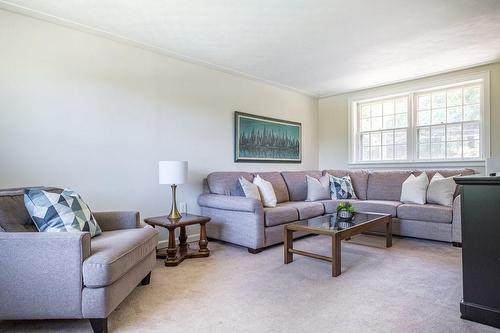 58 Hillcrest Avenue, Hamilton, ON - Indoor Photo Showing Living Room