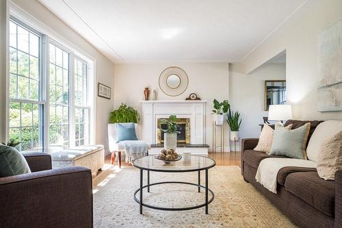 58 Hillcrest Avenue, Hamilton, ON - Indoor Photo Showing Living Room With Fireplace