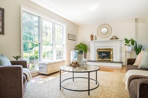 58 Hillcrest Avenue, Hamilton, ON - Indoor Photo Showing Living Room With Fireplace