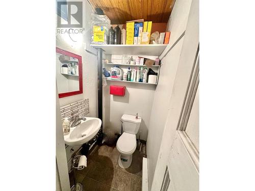 623 7Th Avenue, Keremeos, BC - Indoor Photo Showing Bathroom