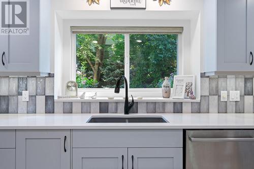 942 Stikine Court, Kelowna, BC - Indoor Photo Showing Kitchen With Double Sink