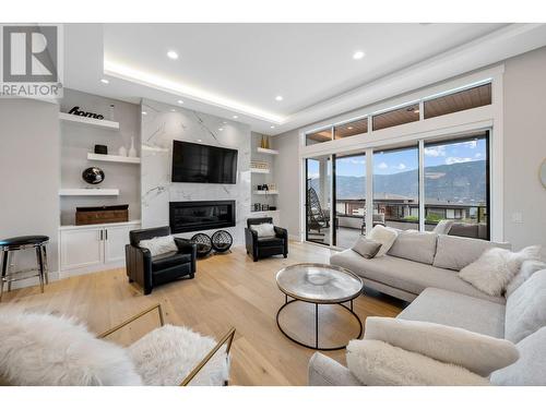 9443 Ledgestone Road, Lake Country, BC - Indoor Photo Showing Living Room With Fireplace