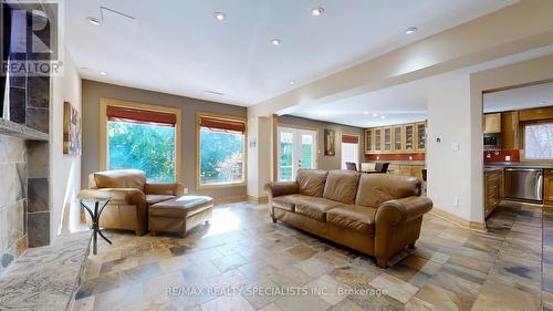 6124 Hardesty Crescent, Mississauga (East Credit), ON - Indoor Photo Showing Living Room