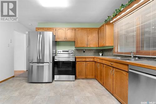 1137 13Th Avenue Nw, Moose Jaw, SK - Indoor Photo Showing Kitchen With Double Sink