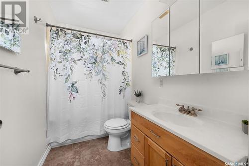 1137 13Th Avenue Nw, Moose Jaw, SK - Indoor Photo Showing Bathroom