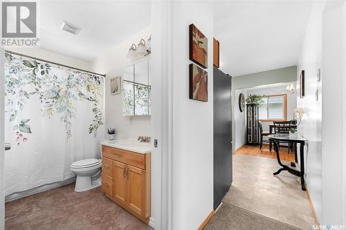 1137 13Th Avenue Nw, Moose Jaw, SK - Indoor Photo Showing Bathroom