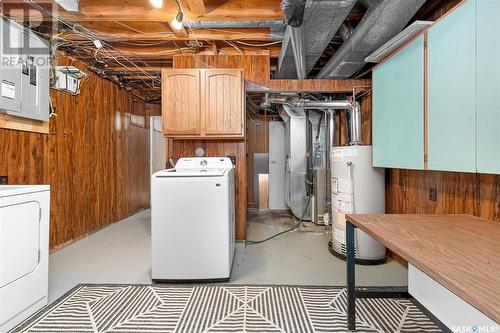 1137 13Th Avenue Nw, Moose Jaw, SK - Indoor Photo Showing Laundry Room