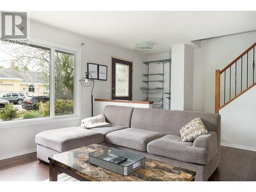 792 Dehart Avenue, Kelowna, BC - Indoor Photo Showing Living Room