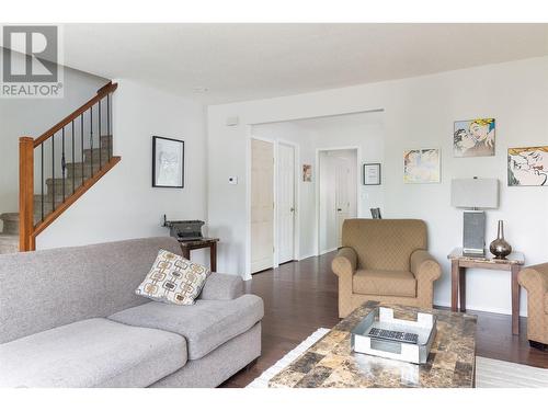 792 Dehart Avenue, Kelowna, BC - Indoor Photo Showing Living Room