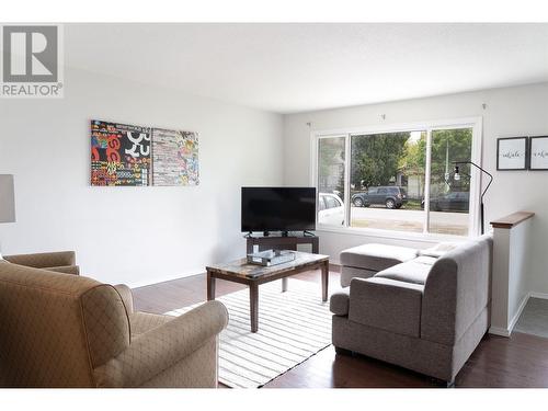 792 Dehart Avenue, Kelowna, BC - Indoor Photo Showing Living Room