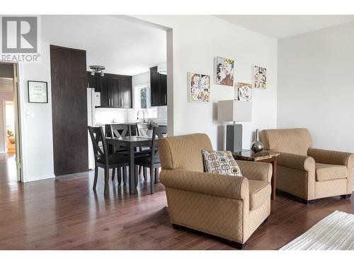 792 Dehart Avenue, Kelowna, BC - Indoor Photo Showing Living Room