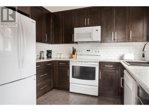 792 Dehart Avenue, Kelowna, BC - Indoor Photo Showing Kitchen