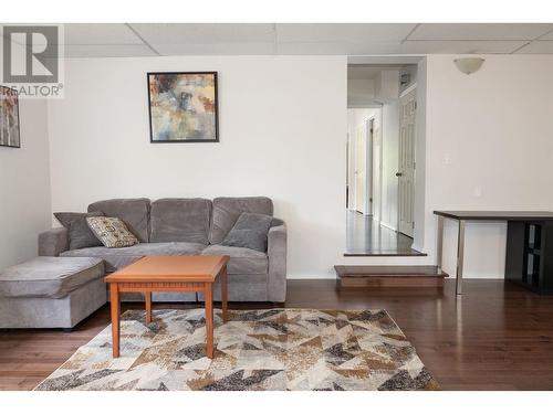 792 Dehart Avenue, Kelowna, BC - Indoor Photo Showing Living Room