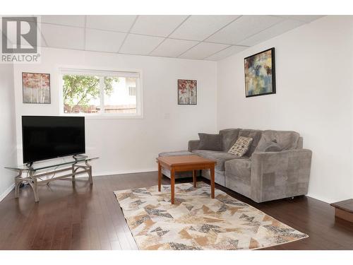 792 Dehart Avenue, Kelowna, BC - Indoor Photo Showing Living Room