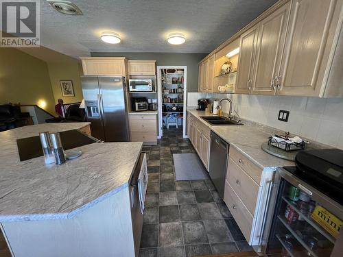 6 11 Eagle Crescent, Williams Lake, BC - Indoor Photo Showing Kitchen With Double Sink