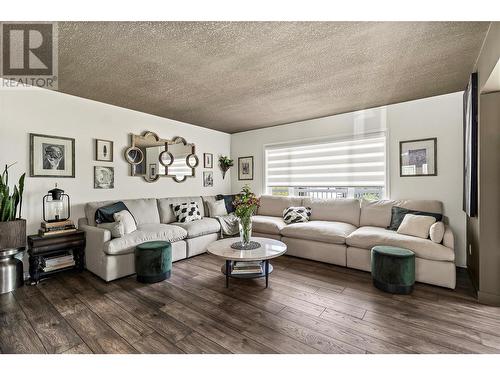 2449 Waverly Place, Blind Bay, BC - Indoor Photo Showing Living Room