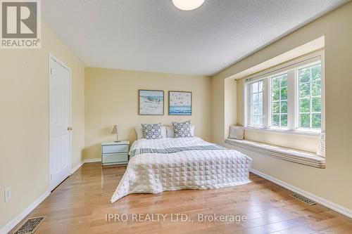 2251 Kenneth Crescent, Burlington, ON - Indoor Photo Showing Bedroom