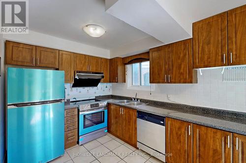 940 Monte Carlo Court, Mississauga (Creditview), ON - Indoor Photo Showing Kitchen With Double Sink