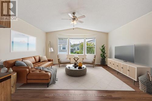 43 Water Street, Puslinch, ON - Indoor Photo Showing Living Room