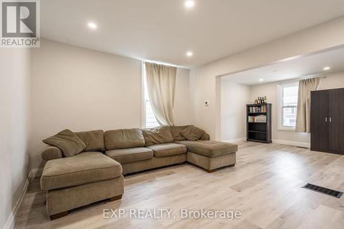 68 Harrison Avenue S, Hamilton (Homeside), ON - Indoor Photo Showing Living Room