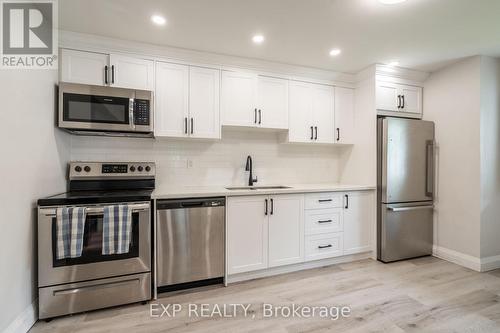 68 Harrison Avenue S, Hamilton (Homeside), ON - Indoor Photo Showing Kitchen With Upgraded Kitchen