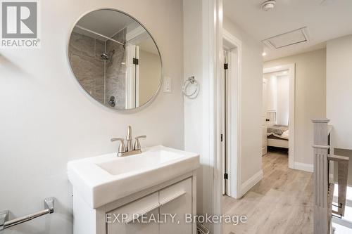 68 Harrison Avenue S, Hamilton (Homeside), ON - Indoor Photo Showing Bathroom