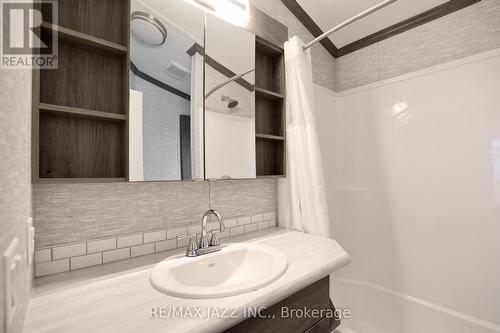 819 - 225 Platten Boulevard, Scugog (Port Perry), ON - Indoor Photo Showing Bathroom