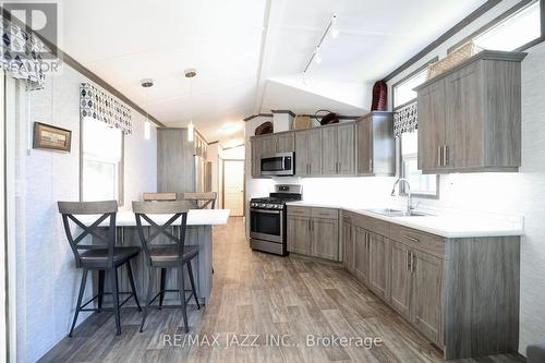 819 - 225 Platten Boulevard, Scugog (Port Perry), ON - Indoor Photo Showing Kitchen With Upgraded Kitchen