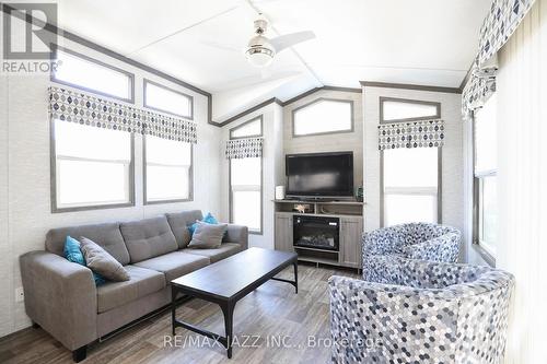 819 - 225 Platten Boulevard, Scugog (Port Perry), ON - Indoor Photo Showing Living Room