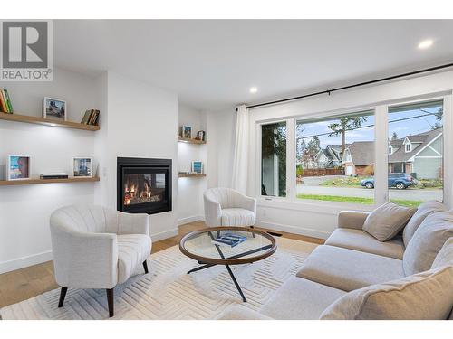 599 Sherwood Road, Kelowna, BC - Indoor Photo Showing Living Room With Fireplace