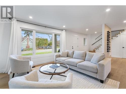 599 Sherwood Road, Kelowna, BC - Indoor Photo Showing Living Room