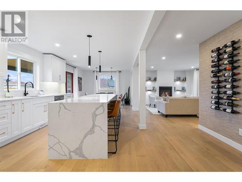 599 Sherwood Road, Kelowna, BC - Indoor Photo Showing Kitchen With Upgraded Kitchen