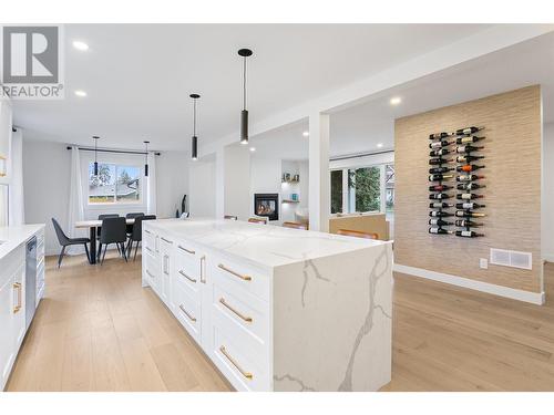 599 Sherwood Road, Kelowna, BC - Indoor Photo Showing Kitchen With Upgraded Kitchen