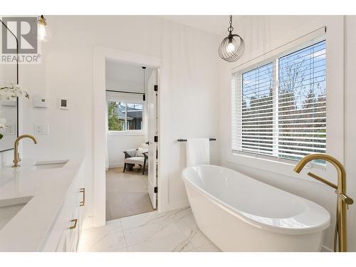 599 Sherwood Road, Kelowna, BC - Indoor Photo Showing Bathroom