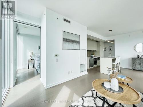 4009 - 101 Peter Street, Toronto (Waterfront Communities), ON - Indoor Photo Showing Living Room