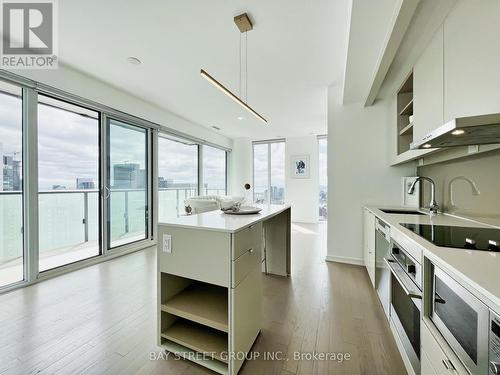 4009 - 101 Peter Street, Toronto (Waterfront Communities), ON - Indoor Photo Showing Kitchen