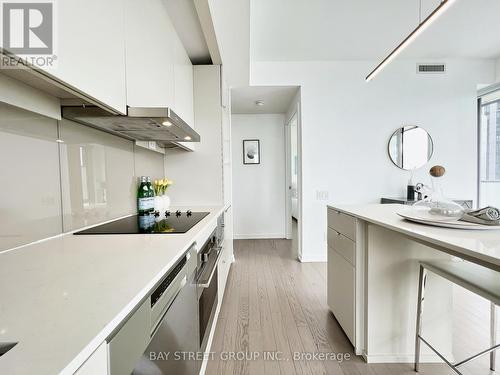 4009 - 101 Peter Street, Toronto (Waterfront Communities), ON - Indoor Photo Showing Kitchen