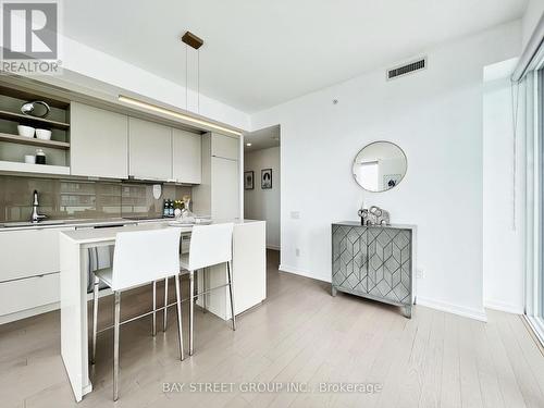 4009 - 101 Peter Street, Toronto (Waterfront Communities), ON - Indoor Photo Showing Kitchen