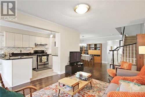 105 Rustwood Private, Ottawa, ON - Indoor Photo Showing Living Room