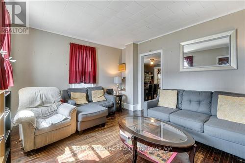 640 King Street, Port Colborne, ON - Indoor Photo Showing Living Room