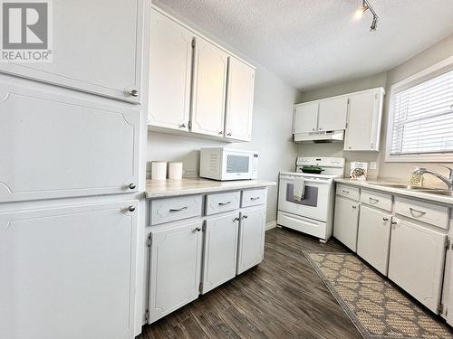 10316 88A Street, Fort St. John, BC - Indoor Photo Showing Kitchen