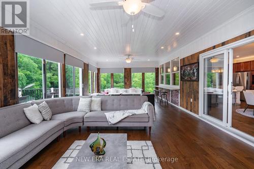 1096 Westbrook Road, Hamilton (Binbrook), ON - Indoor Photo Showing Living Room