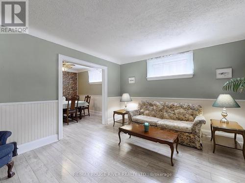 330 Adelaide Avenue E, Oshawa (O'Neill), ON - Indoor Photo Showing Living Room